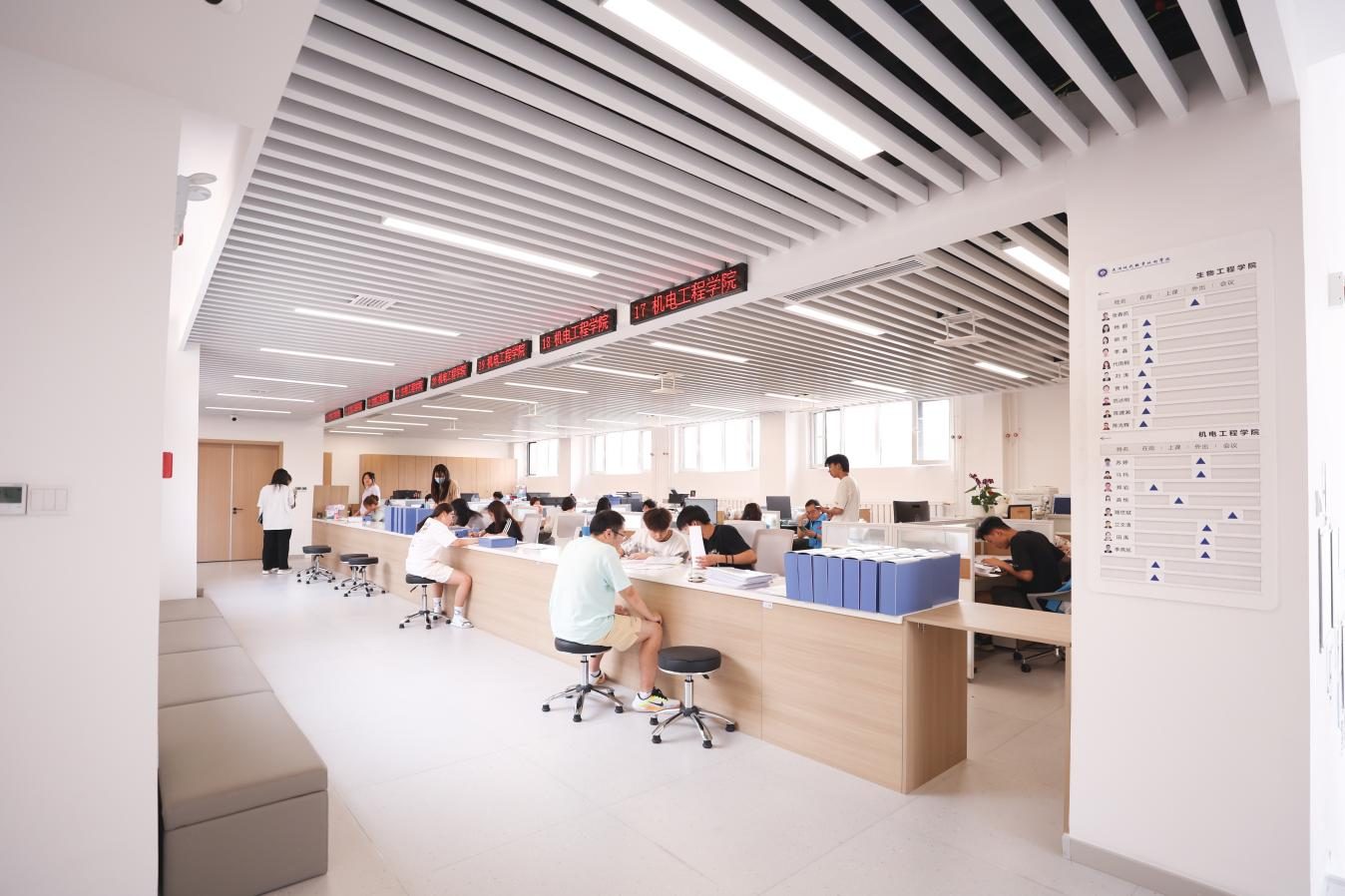 图为“一站式”学生社区综合服务中心办事大厅.png