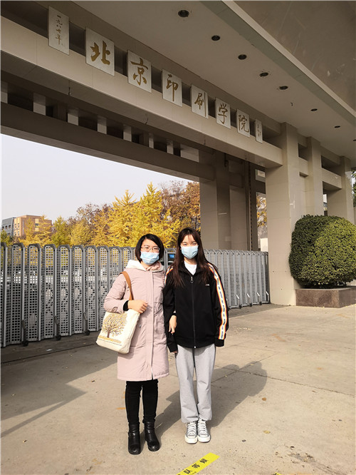 1606700778703462.jpg 吕诗婷与指导老师合影.jpg