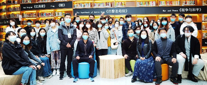 1619598428653479.jpeg 【视传师生与图书馆工作人员合影】.jpeg