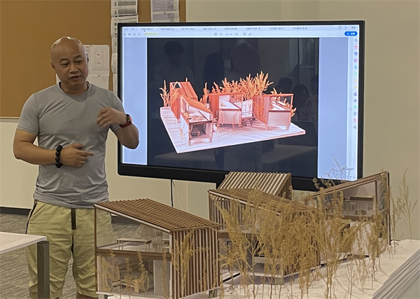 图2 showBIM林植潘老师对汇报组的模型提出建议.jpg