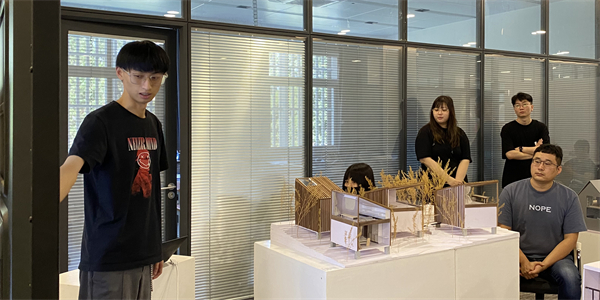 图3 学生正在对王洪周老师进行详细解释.jpg