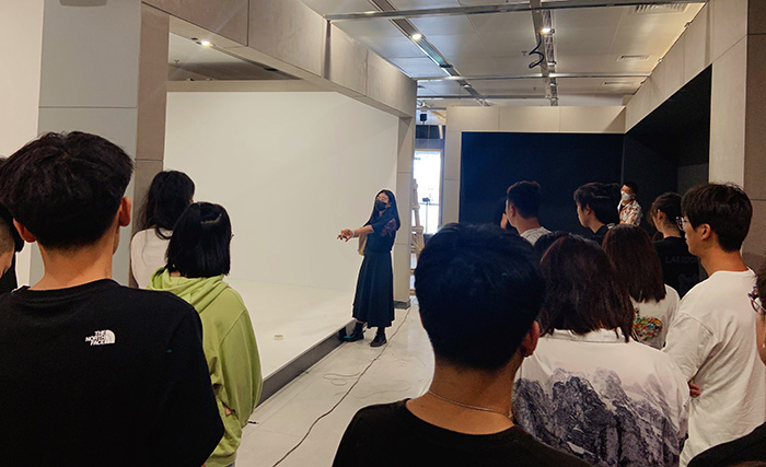 1634795011978443.jpg 刁淑会老师向学生讲解CAVE空间原理.jpg