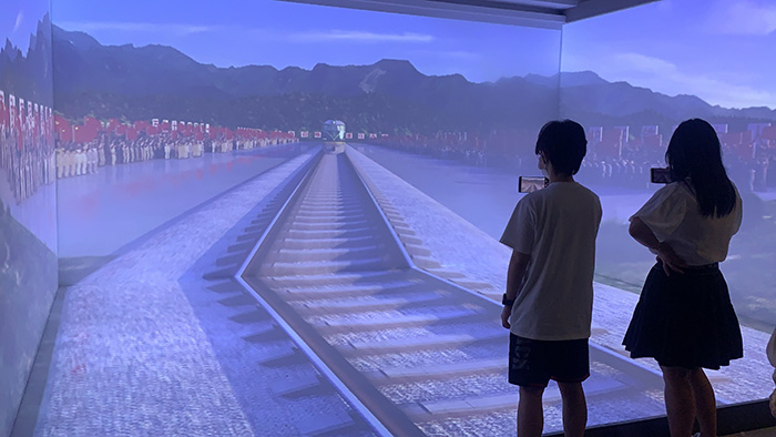 1634795033223435.jpg 学生体验CAVE沉浸式效果.jpg