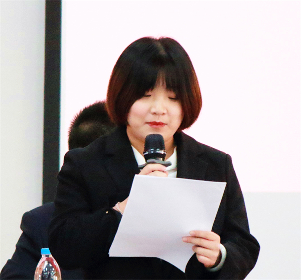 1639447225913281.jpg 5十五届主席团成员王梦想做工作报告.jpg