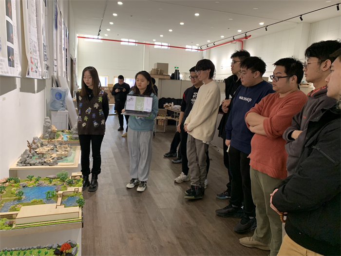 1641521633810366.jpg 图2 同学讲解方案.jpg