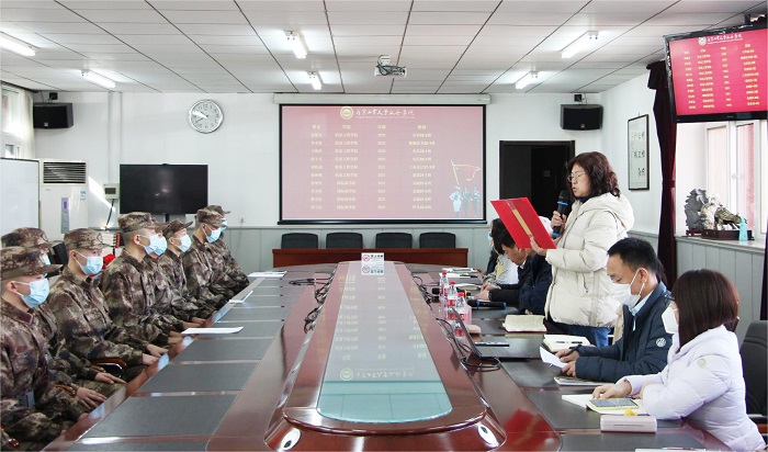 1677994485577717.jpg 2副院长刘林宣读预定新兵名单.jpg