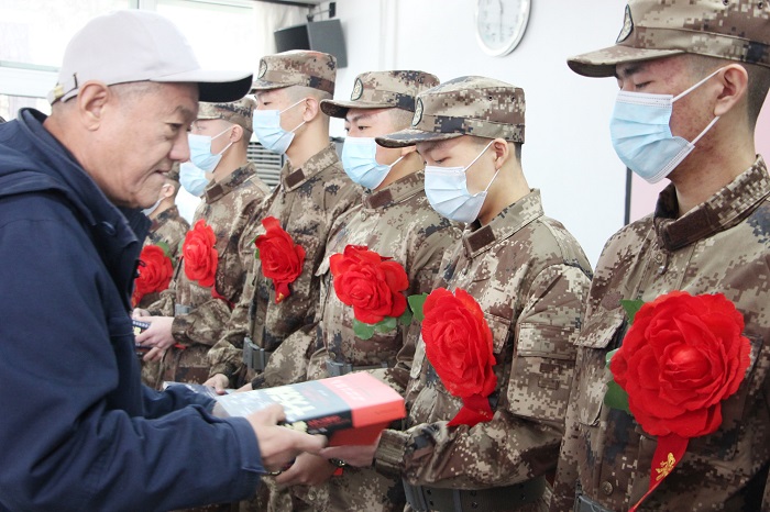 1677994637845160.jpg 6院长林炎志向预定新兵赠送书籍.jpg