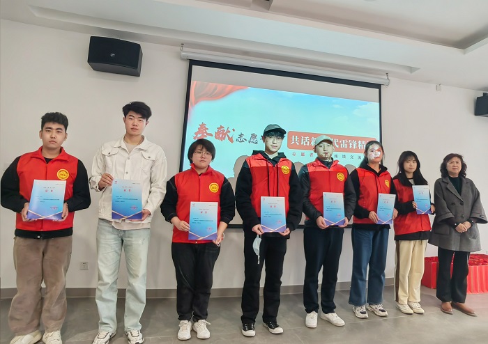 1679963226243490.jpg 10志愿者颁发证书.jpg