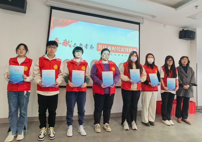 1679963234759570.jpg 11志愿者颁发证书.jpg