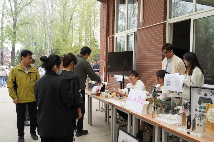 1713360572226677.jpg 6. 工业设计展台.jpg