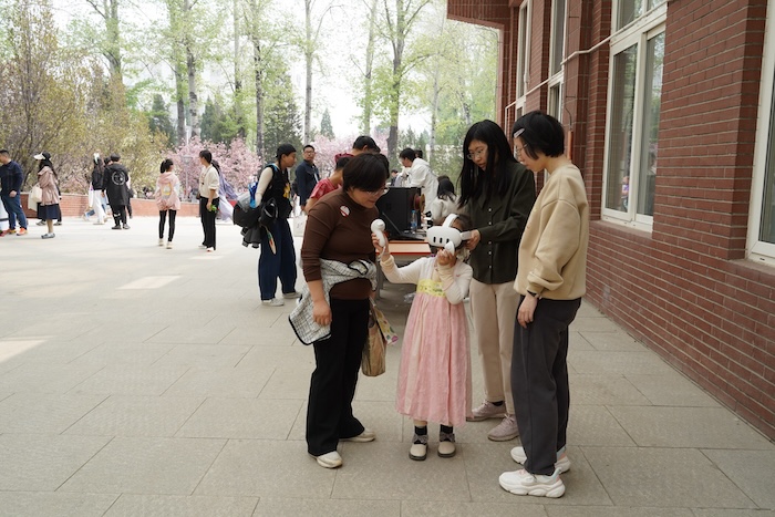 1713360606395485.jpg 7.VR设备体验.jpg