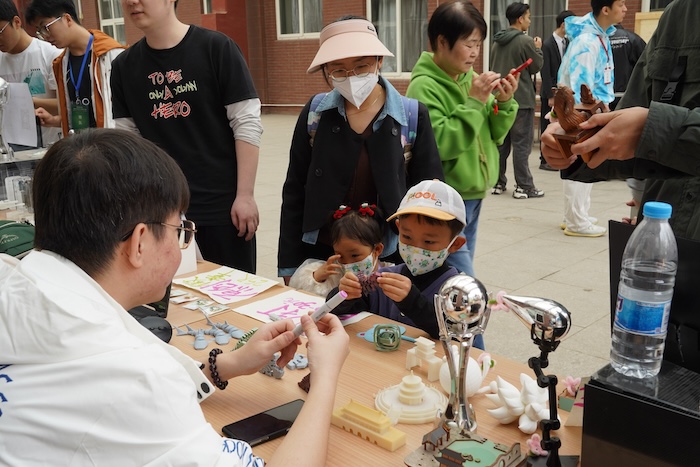 1713360614679757.jpg 8.工业设计展台.jpg