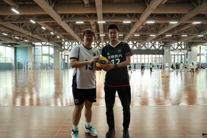 1713533953119727.jpg 图4北汽男排向校排球队赠球.jpg