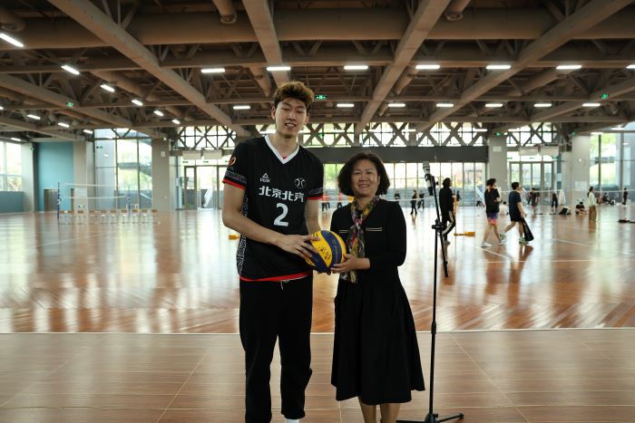 1713533978791838.jpg 图3北汽男排向校领导赠球.jpg