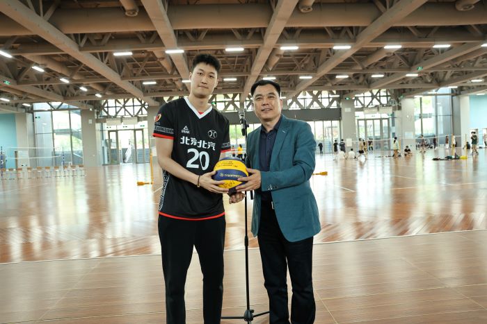 1713534055773472.jpg 图5北汽男排向顺义二中赠球.jpg
