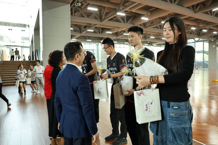 1713534108881198.jpg 图6学校向北汽男排赠礼.jpg