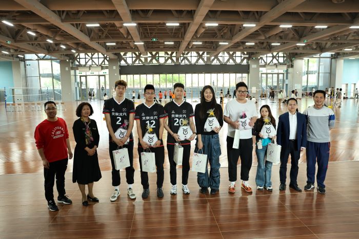 1713534135304935.jpg 图7学校向北汽男排赠礼.jpg