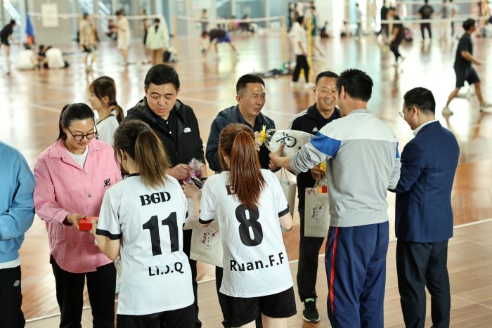 1713534159603484.jpg 图8学校向顺义二中赠礼.jpg