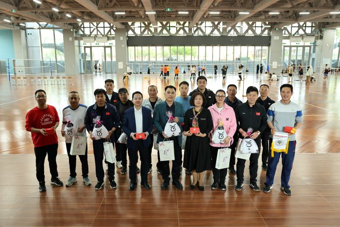 1713534181549370.jpg 图9学校向顺义二中赠礼.jpg