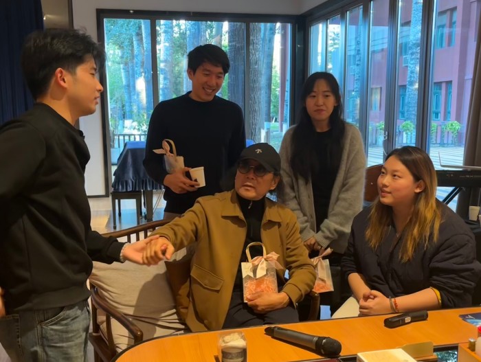 图7 邵新老师与同学们亲切交谈.jpg